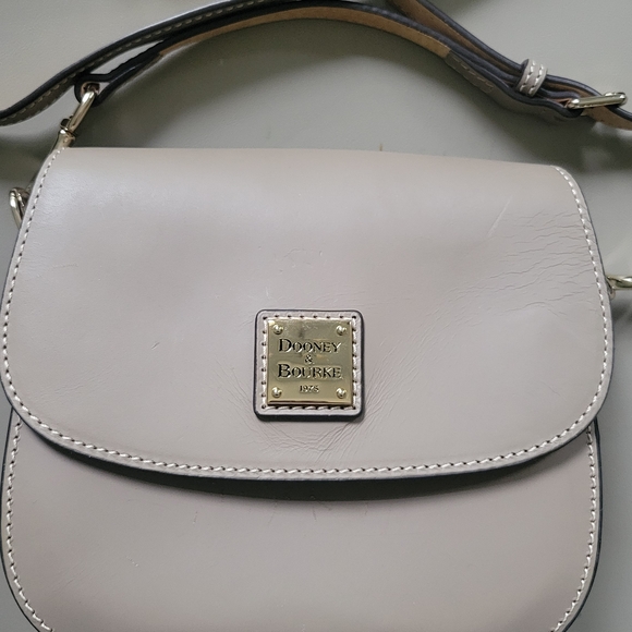 Dooney & Bourke Light Taupe Beacon Leather  Saddle Crossbody Bag Like New - Picture 1 of 16